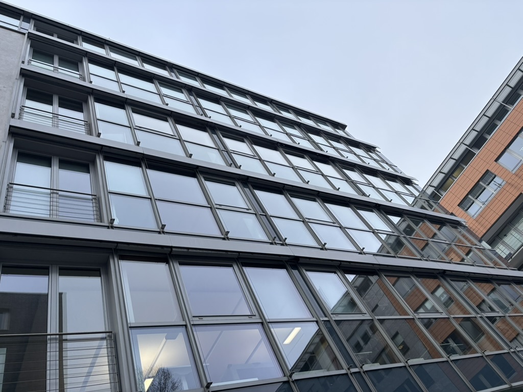 Ertüchtigte Glasfassade Friesenstraße 13, Hamburg